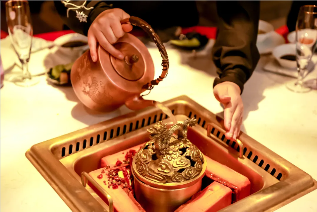 火鍋“新物種”強勢崛起！“發(fā)酵鍋底”正在升級火鍋賽道